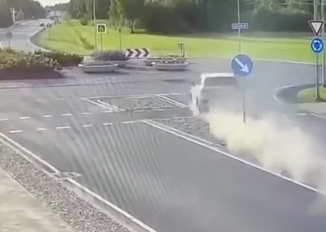 ВИДЕО: банда несовершеннолетних в Елгаве, убегая от полиции, устроила аварию