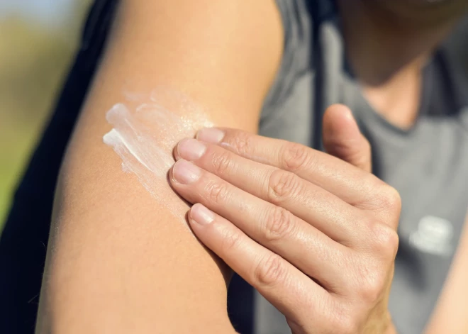 Ja 200 ml SPF krēma pudelīti lieto visu vasaru, tu to uzklāj nepareizi! Dermatologs skaidro, cik ilgā laikā krēms būtu jāizlieto