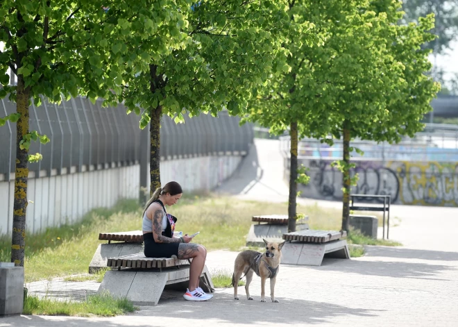 Otrdien Latvijā būs mazāk lietus mākoņu un gaiss sasils līdz +25 grādiem