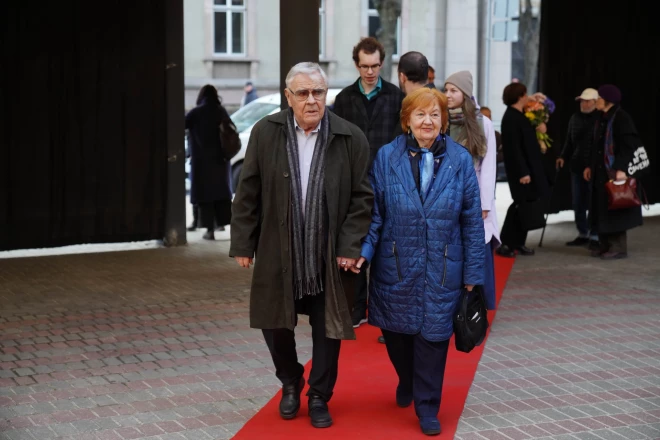 Varis Brasla ar sievu Vizmu Kalmi izsenis ir aizrautīgi ceļotāji. “Mēs pēdējā laikā esam pulka braukājuši un ceļojuši. Tagad būtu apgrūtinoši, jo jaunas vietas – ielas un viesnīcas – redzēt būs šķērslis.”