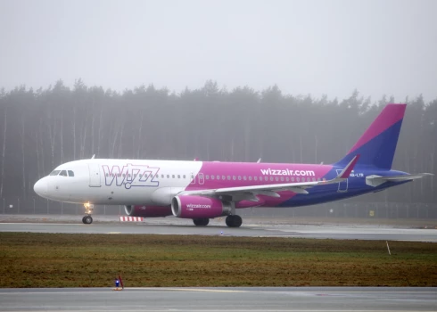 Wizz Air, которая скоро уйдет из Латвии, третий год подряд названа самой устойчивой бюджетной авиакомпанией