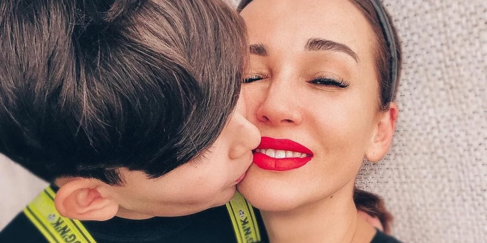 "Не могут запретить никакие психологи": Анфиса Чехова целует сына в губы, хотя ему уже 11 лет