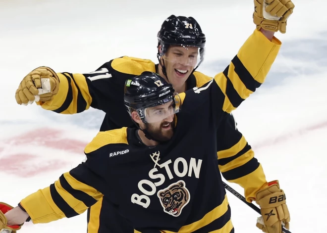 Pieredzējušie Hols un Folino tiek aizmainīti uz "Blackhawks"