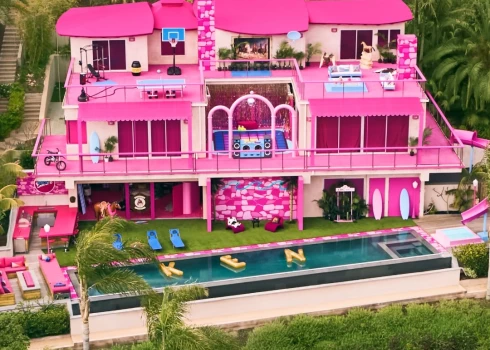   "Моя комната может быть вашей на ночь": в Малибу сдается в аренду настоящий дом Барби