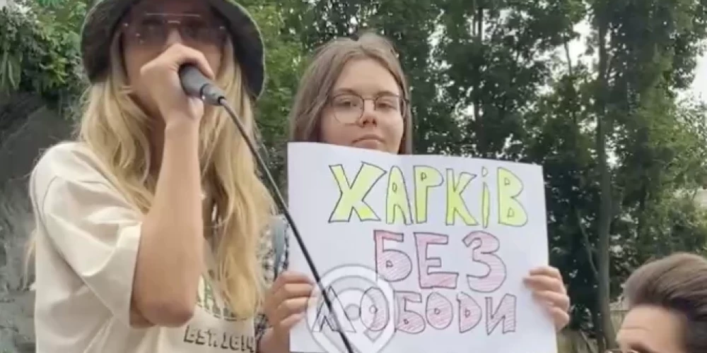 Юная харьковчанка утроила одиночный пикет во время концерта Светланы Лободы. (Фото: скриншот видео)