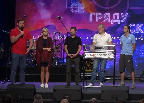 “Mēs neesam politiķi!” Brēmaņa “jaunlatvieši” krievu valodā prezentē savu partiju Alekseja Ļedjajeva draudzei