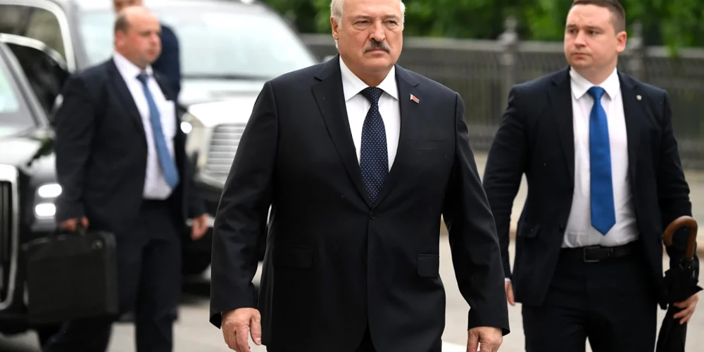 Ja Krievija sabruks, mēs visi mirsim, brīdina Lukašenko  