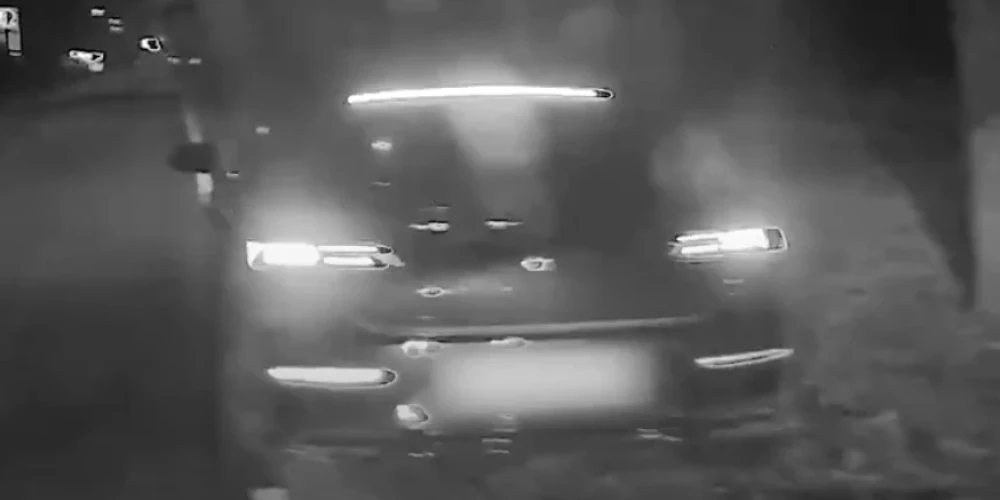 Likumsargi nekavējoties reaģēja uz šo pārkāpumu, veica apgriešanos pretējā braukšanas virzienā un steidzīgajam autovadītājam lika apturēt transportlīdzekli.