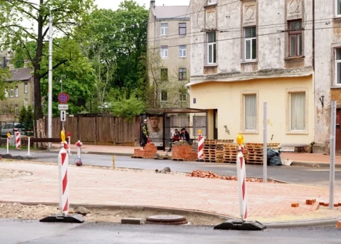 Движение общественного транспорта и расположение остановок будет восстановлено c 1 июля. (Фото: LETA)