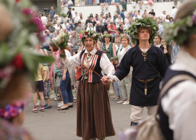 Dzegužkalnā, kā ik gadu, tika gaidīti tie jāņubērni, kas svētkus vēlējās svinēt tradicionālā noskaņā - ar aplīgošanu, vainagu pīšanu, zīlēšanu, uguns svētīšanu. Plānota postfolkoras grupas "Iļģi" uzstāšanās, rotaļās iešana kopā ar Rīgas Danču klubu, Jāņuguns iedegšana, tumsas kliedēšana muzikālās apvienības "Rahu the Fool" spēlētos ritmos un saules sagaidīšanu kopā ar folkroka grupu "Laimas Muzykanti".