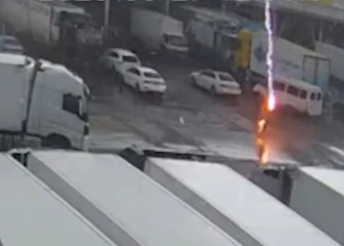VIDEO: zibens Krievijas Krasnodaras novadā iesper vīrietim tieši galvā
