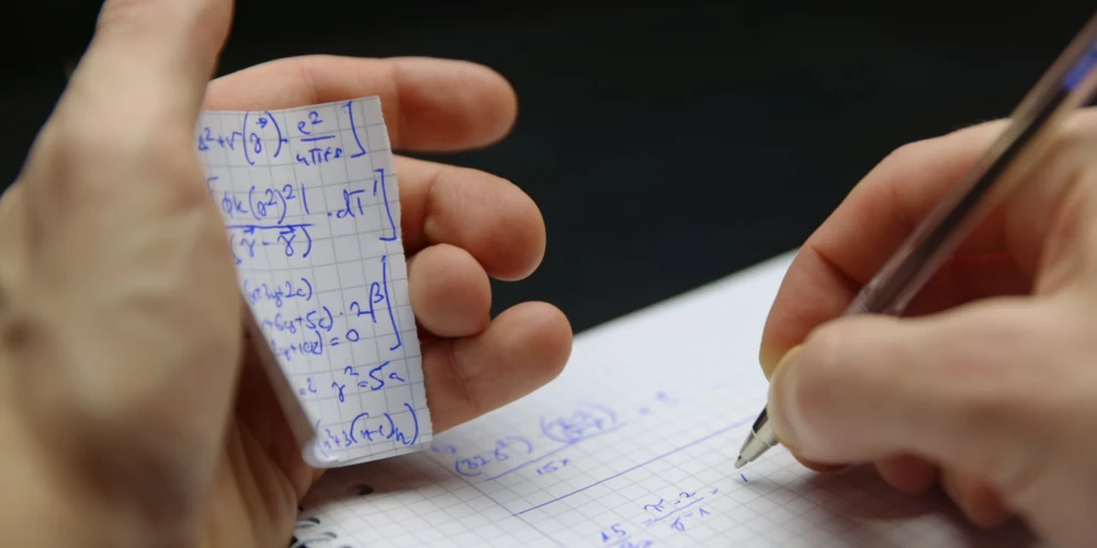 “Eksāmens tik viegls, ka būtu pa spēkam arī septītklasniekam” – soctīklos neizpratnē par 9. klašu skolēnu sliktajām matemātikas zināšanām 
