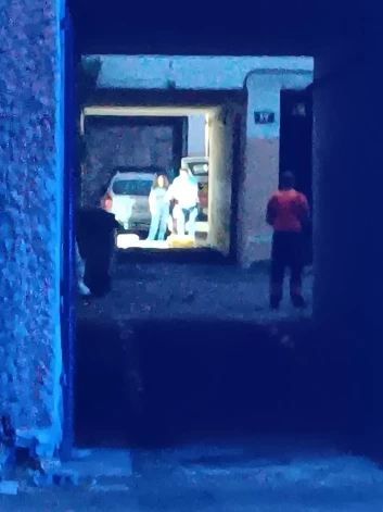 Со слов очевидцев, сообщалось о заложенной бомбе и запертой в квартире женщине.