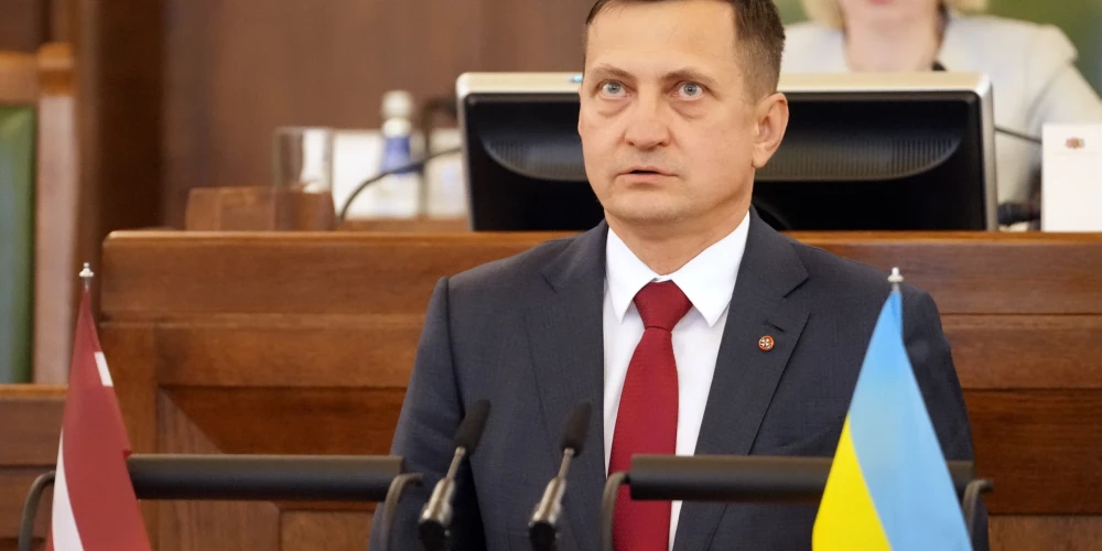 14. Saeimas deputāts Armands Krauze nodod zvērestu jeb svinīgo solījumu 14. Saeimas pirmās sēdes laikā.