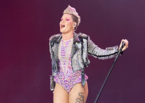 VIDEO: fans Pinkas koncertā uzmet uz skatuves maisiņu ar savas nelaiķes mātes pelniem