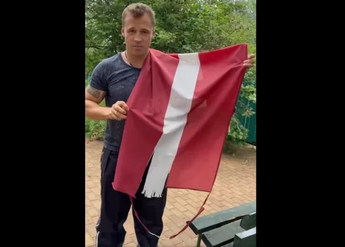 “Nokalpoja trīs gadus!” boksera Brieža darbības ap Latvijas karogu raisa asas diskusijas