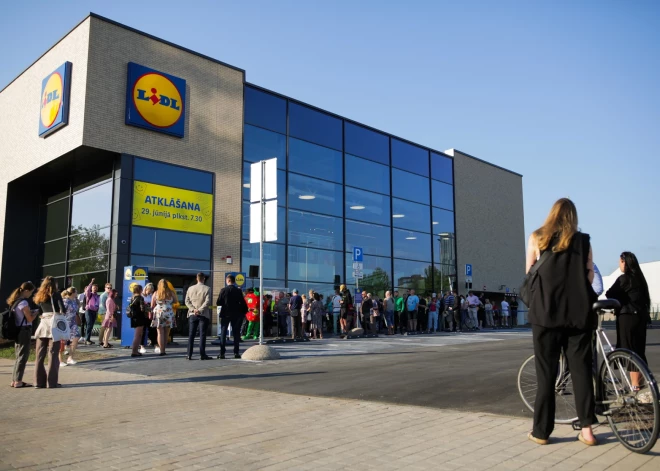 В Риге открылся еще один Lidl - первый покупатель ждал с 4 утра и получил подарочную карту на 30 евро