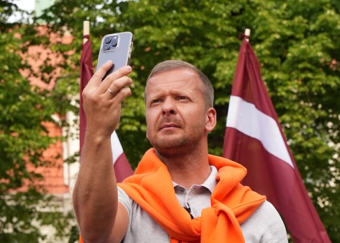 Par saņemtajiem draudiem politiķis paziņojis gan medijiem, gan sekotājiem sociālajos tīklos.