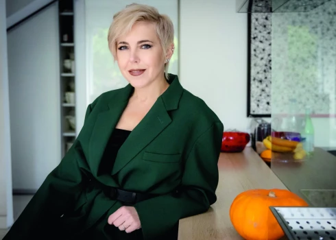 Kooperatīvu kustības rītausmā, kad iespēju tikt pie modernām drēbēm nebija daudz, Viktoriju Jonieni burtiski glābušas piegrieztnes no žurnāliem "Burda International" – viņa šuva drēbes gan sev, gan pārdošanai.