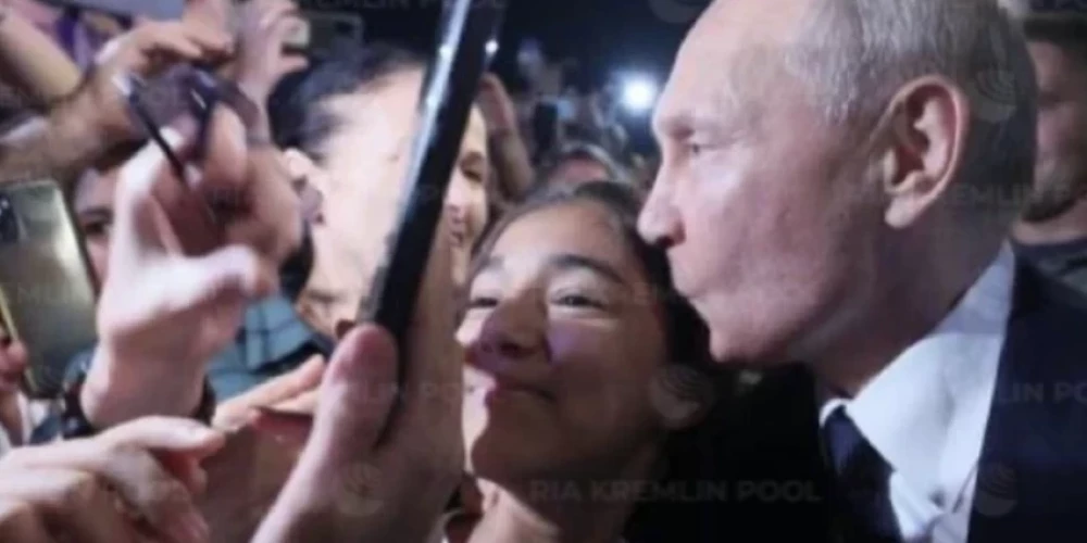 Президент России Владимир Путин вышел к толпе во время визита в Дагестан. (Фото: скриншот видео)