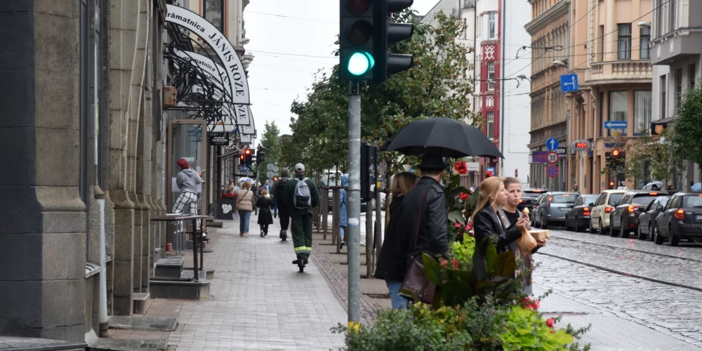Dziesmu un deju svētku laikā daudzviet Rīgā aizliegs transportlīdzekļu apstāšanos un stāvēšanu