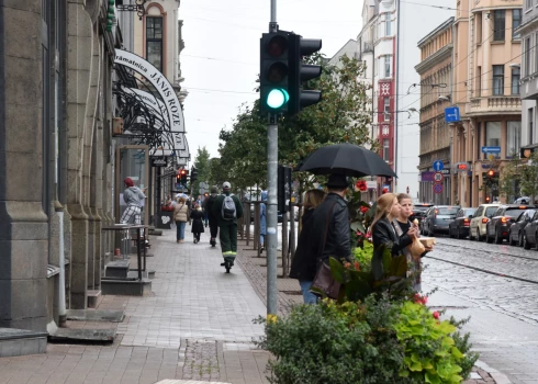 Dziesmu un deju svētku laikā daudzviet Rīgā aizliegs transportlīdzekļu apstāšanos un stāvēšanu
