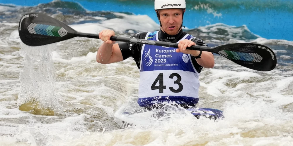 Latvijas smaiļotājs Celmiņš Eiropas spēlēs iekļūst pusfinālā airēšanas slalomā