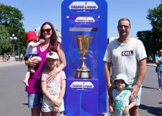 Pie Brīvas pieminekļa aplūkošanai izstādīta Džeimsa Neismita vārdā nosauktā trofeja, kas tiek pasniegta Pasaules kausa basketbolā uzvarētājiem.