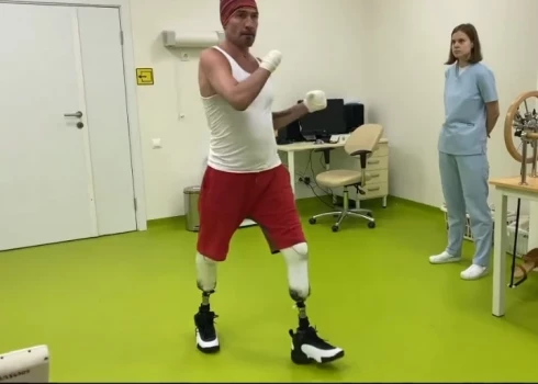 Роман Костомаров показал ампутированные кисти и протезы на ногах