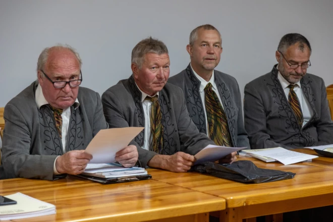 No kreisās: koristi Imants Kaire, Jānis Neimanis, Dagnis Ciukors un Ainars Kļava.