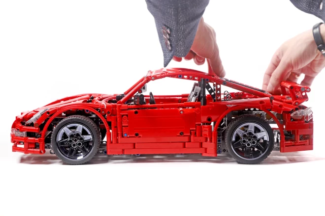 Sarkano "Porsche" Lauris būvējis pēc "Lego" cienītāju aprindās slavenā dizainera un sava iedvesmotāja "Crowkiller" modeļa parauga. Auto papildināts ar hromētiem riteņu diskiem – izrādās, ir uzņēmumi, kas piedāvā hromēt "Lego" detaļas. Viens disks maksā deviņus eiro. Vēl kāds interesants fakts – izklausās neticami, taču skaita ziņā pasaulē lielākais riepu ražotājs ir nevis "Michelin" vai "Bridgestone", bet "Lego".