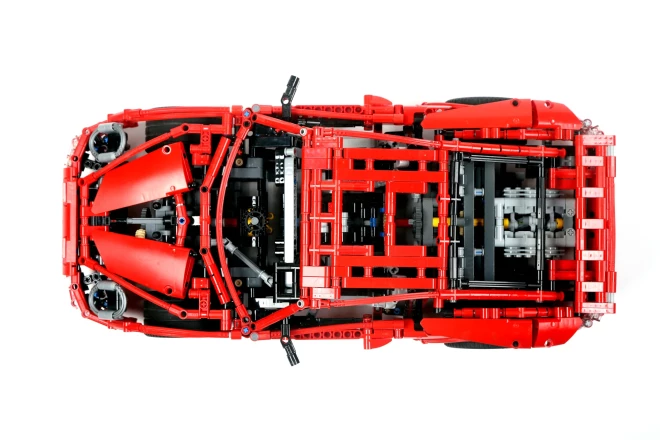 Sarkano "Porsche" Lauris būvējis pēc "Lego" cienītāju aprindās slavenā dizainera un sava iedvesmotāja "Crowkiller" modeļa parauga. Auto papildināts ar hromētiem riteņu diskiem – izrādās, ir uzņēmumi, kas piedāvā hromēt "Lego" detaļas. Viens disks maksā deviņus eiro. Vēl kāds interesants fakts – izklausās neticami, taču skaita ziņā pasaulē lielākais riepu ražotājs ir nevis "Michelin" vai "Bridgestone", bet "Lego".