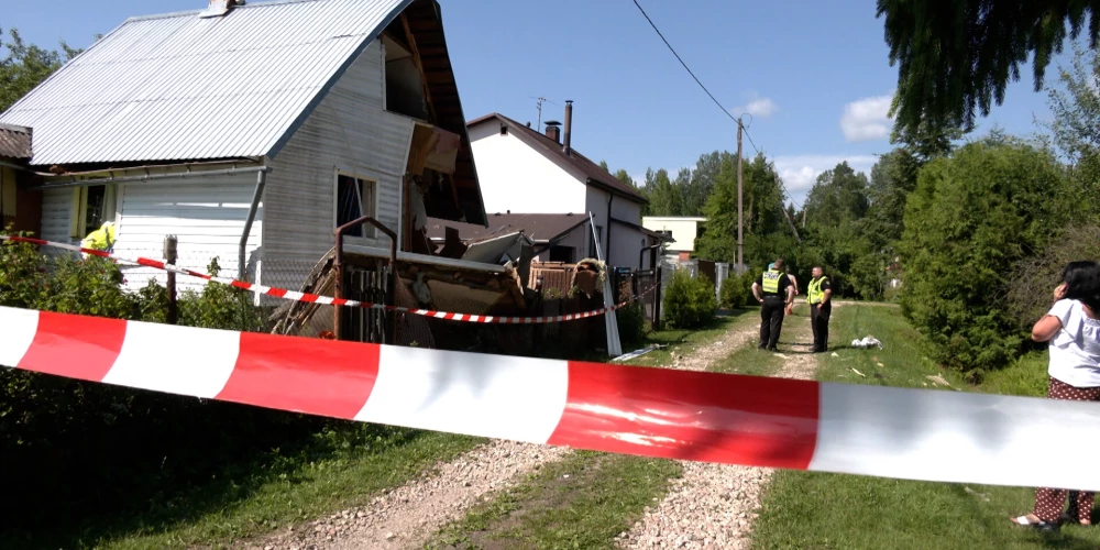 В одном из домов произошел взрыв, часть здания разрушена. (Фото: скриншот видео TV3)