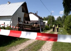 В одном из домов произошел взрыв, часть здания разрушена. (Фото: скриншот видео TV3)