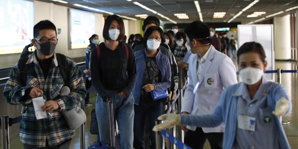 Pasažieri "Don Mueang" lidostā.