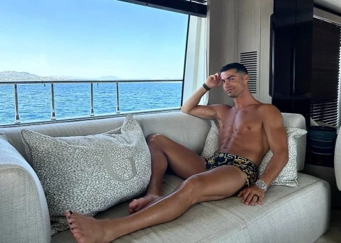 Krištianu Ronaldu brīvdienās.