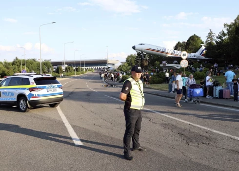 Reaģējot uz aizliegumu iebraukt Moldovā, pasažieris lidostā nošauj divus cilvēkus
