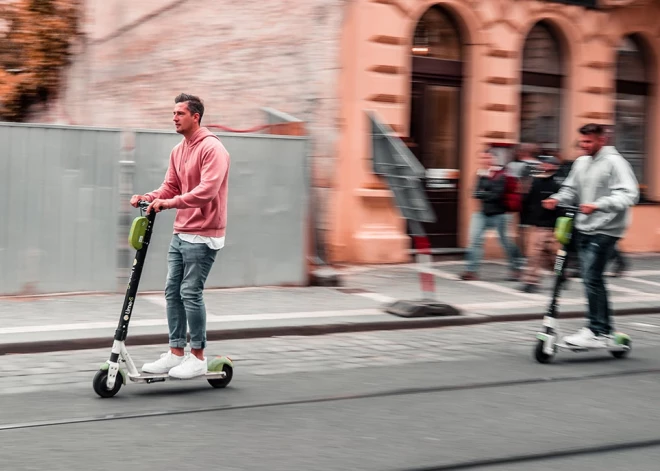 Grozīs ceļu satiksmes noteikumus, lai paaugstinātu drošības prasības elektroskejriteņu lietotājiem, gājējiem un velosipēdistiem