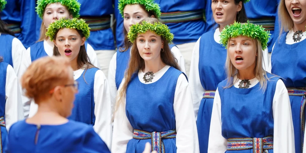 Vidzemes Augstskolas un Valmieras Kultūras centrajauniešu koris "Skan" piedalās XXVII Vispārējo latviešu Dziesmu un XVII Deju svētku konkursa "Koru karu" finālā Latvijas Universitātes Lielajā aulā.