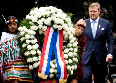 Nīderlandes karalis Vilems Aleksandrs un tūkstošiem vergu pēcteču no Dienvidamerikas valsts Surinamas un Karību jūras salām - Arubas, Bonaires un Kirasao - Amsterdamā piedalījās svinībās, lai pieminētu 150 gadus kopš verdzības atcelšanas.