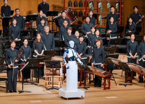 Video: klausītāji Seulā kritiski vērtē robota-diriģenta uzstāšanos