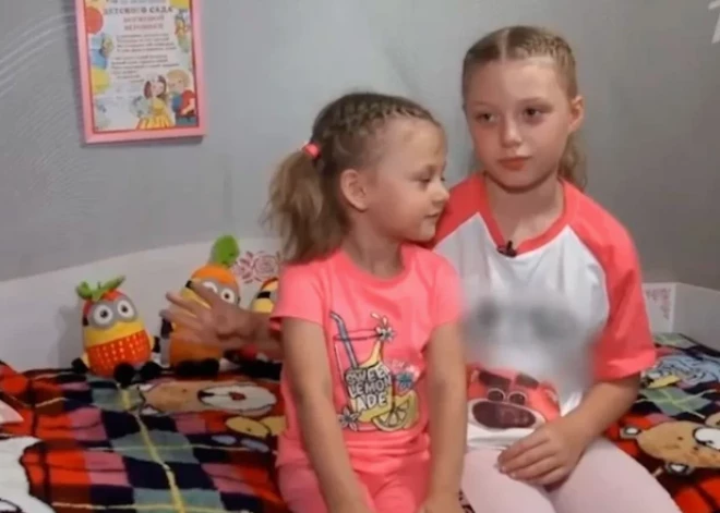 Krievijas televīzijas ģimenes raidījumā meitenīte rāda signālu ar lūgumu palīdzēt