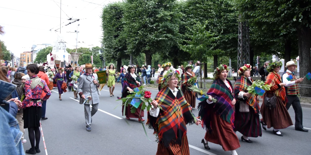 XXVI Vispārējo latviešu Dziesmu un XVI Deju svētku dalībnieku gājiens.