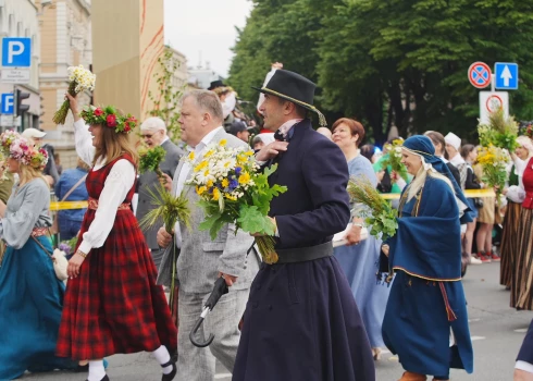 Rīgas centrā valda Dziesmu un deju svētku dalībnieku gājiens "Novadu dižošanās"