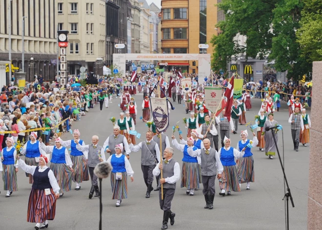 Šodien, 2. jūlijā, notika Dziesmu un deju svētku dalībnieku gājiens "Novadu dižošanās", kas sākās pie Brīvības pieminekļa un noslēdzās pie Dailes teātra. Dziesmu un deju svētku 150 jubilejas gadā gājienā pirmo reizi kopā satiksies dalībnieki no jaunizveidotajiem Latvijas novadiem. Gājienā būs pārstāvēta Kurzeme, Zemgale, Vidzeme, Sēlija un Latgale.