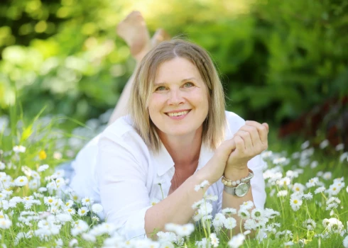 “Tiem, kas sapņo par pārcelšanos uz laukiem vai māju, iesaku rēķināties ar pavisam citādu dzīvesveidu. Jo lauku dzīvesveids nozīmē – tad, kad pārējie gribēs ballēties, tu domāsi par to, ka ir jāizravē dobe vai jāsalabo pilošs jumts," saka Zande.