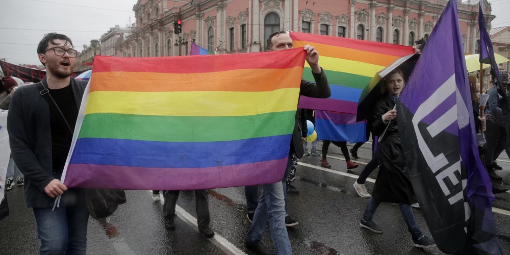 Geju aktīvisti 2018. gada 1. maijā Pēterburgā. Tagad Krievijā par šādu gājienu var sodīt kā par homoseksuālisma propagandu.