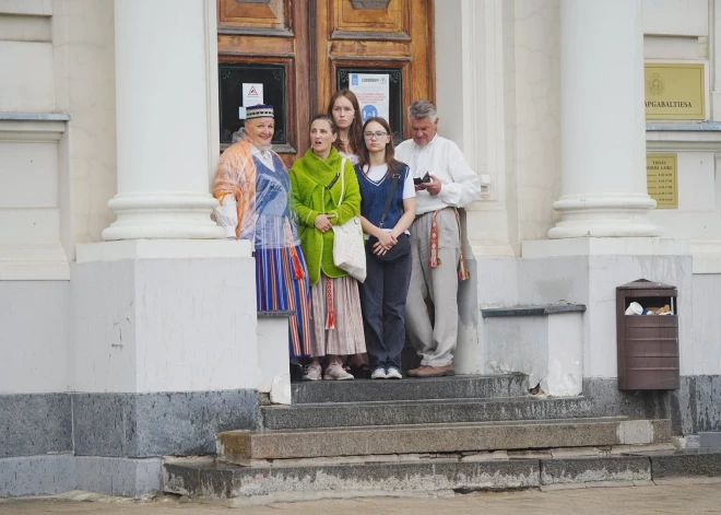 Dziesmu un deju svētku dalībnieku gājiena "Novadu dižošanās" dalībnieki.