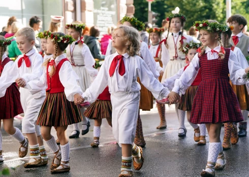 XXVII Vispārējo latviešu Dziesmu un XVII Deju svētku dalībnieku gājiens "Novadu dižošanās".