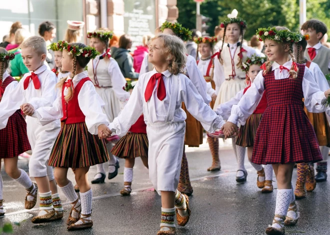 Dziesmu un deju svētku atklāšanas koncertu svētdienas vakarā apmeklējuši 26 000 svētku dalībnieku